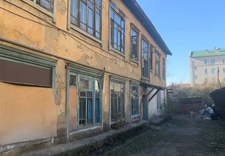 История и разруха: символы прошлого среди аварийного жилья