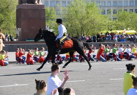 Красочное шествие трудовых коллективов в День Читы