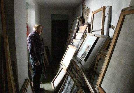 Дожди затопили мастерскую заслуженного художника