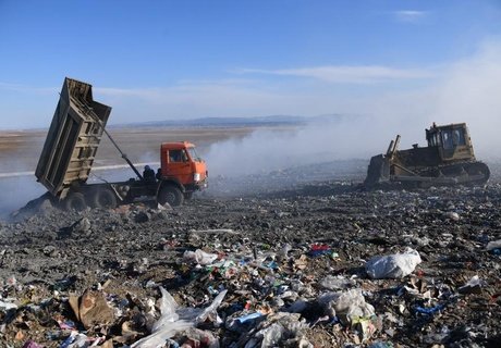 У горящей кромки мусорного полигона в Чите