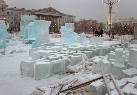 Холодная стройка. Как в центре Читы строят ледовый городок?