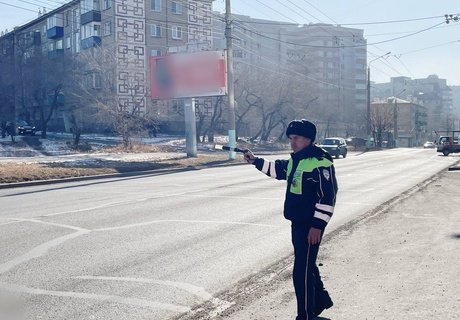 «Праздничный патруль»: Госавтоинспекция и «Авторадио-Чита» поздравили водителей с Днем автомобилиста!