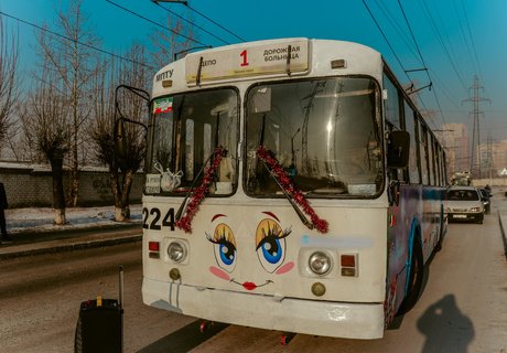 Как выглядит новогодний троллейбус, выехавший на улицы Читы – фоторепортаж ZAB.RU