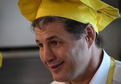 Торт в виде дороги приготовил зампред правительства Паздников