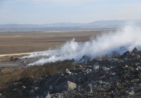 У горящей кромки мусорного полигона в Чите