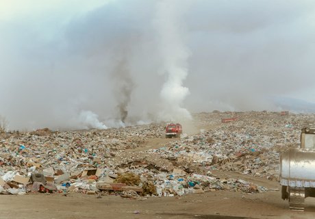 Фоторепортаж: Городская свалка Читы стала пожарищем и местом ЧС