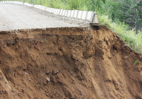 Обвал дороги на Высокогорье в Чите