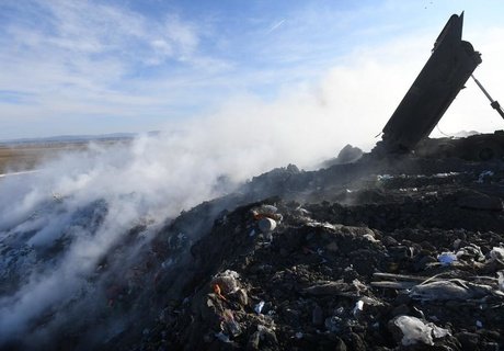 У горящей кромки мусорного полигона в Чите