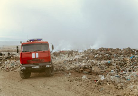 Фоторепортаж: Городская свалка Читы стала пожарищем и местом ЧС