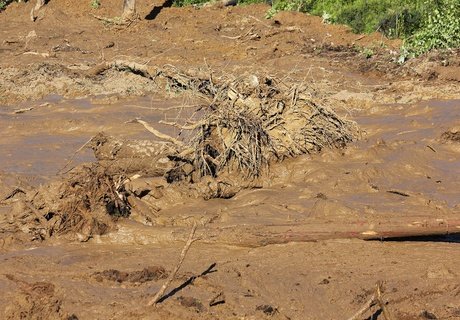 Обрушившийся на дорогу под Читой сель