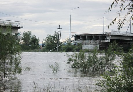 Снесенный рекой мост в Чите