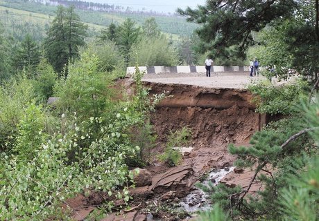 Обвал дороги на Высокогорье в Чите
