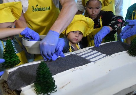 Торт в виде дороги приготовил зампред правительства Паздников