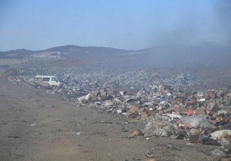 У горящей кромки мусорного полигона в Чите