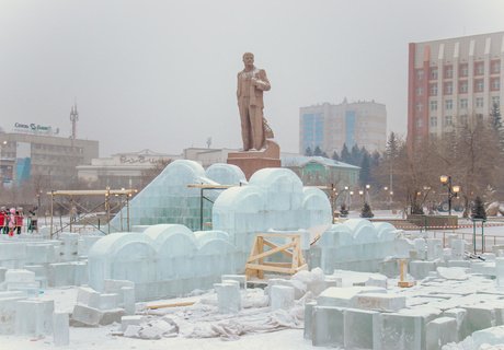 Холодная стройка. Как в центре Читы строят ледовый городок?