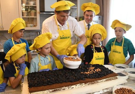 Торт в виде дороги приготовил зампред правительства Паздников