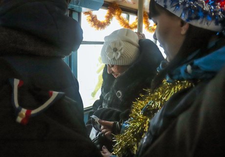Как выглядит новогодний троллейбус, выехавший на улицы Читы – фоторепортаж ZAB.RU