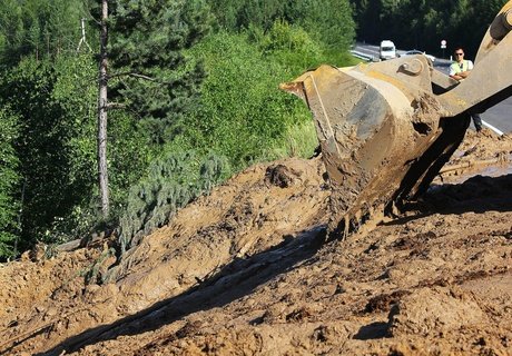Обрушившийся на дорогу под Читой сель