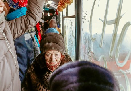 Как выглядит новогодний троллейбус, выехавший на улицы Читы – фоторепортаж ZAB.RU