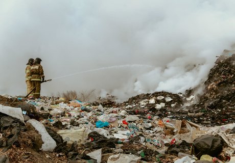 Фоторепортаж: Городская свалка Читы стала пожарищем и местом ЧС