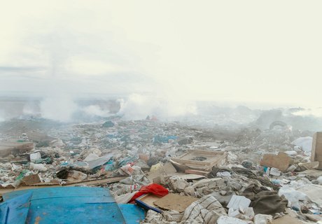 Фоторепортаж: Городская свалка Читы стала пожарищем и местом ЧС