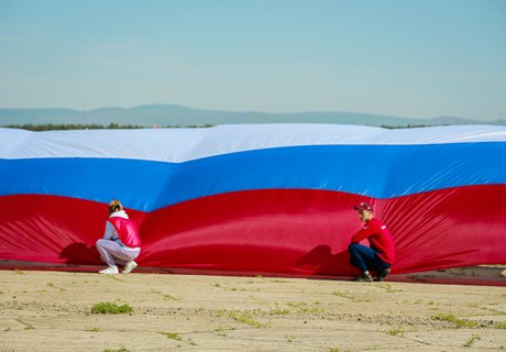 Парашюты, флаг и граффити - как в Чите празднуют День России?