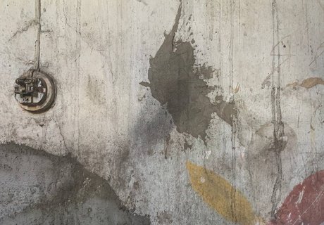 История и разруха: символы прошлого среди аварийного жилья