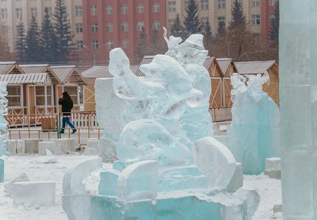 Холодная стройка. Как в центре Читы строят ледовый городок?