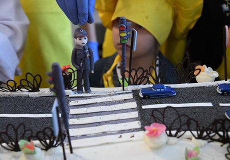 Торт в виде дороги приготовил зампред правительства Паздников