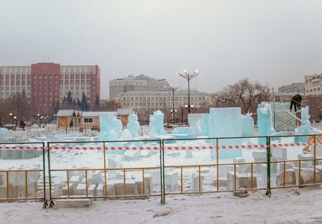 Холодная стройка. Как в центре Читы строят ледовый городок?