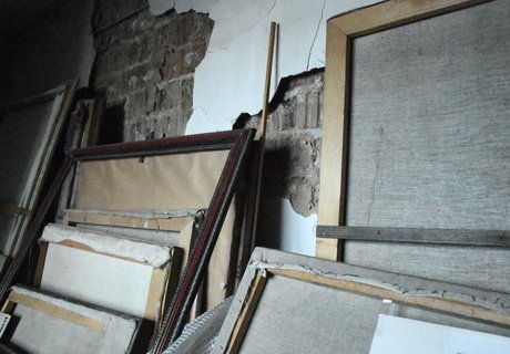 Дожди затопили мастерскую заслуженного художника