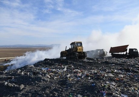 У горящей кромки мусорного полигона в Чите