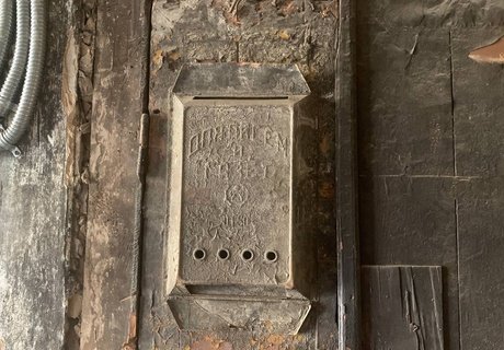 История и разруха: символы прошлого среди аварийного жилья