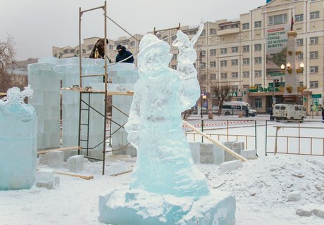 Холодная стройка. Как в центре Читы строят ледовый городок?