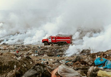 Фоторепортаж: Городская свалка Читы стала пожарищем и местом ЧС
