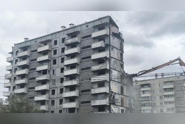 В Северном начали сносить легендарный «Пизанский» дом спустя 6 лет после признания аварийным