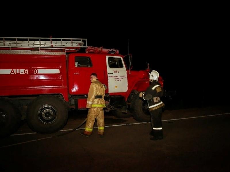 Огнеборцы потушили пожар в деревянном доме на ул. Комсомольской в Чите