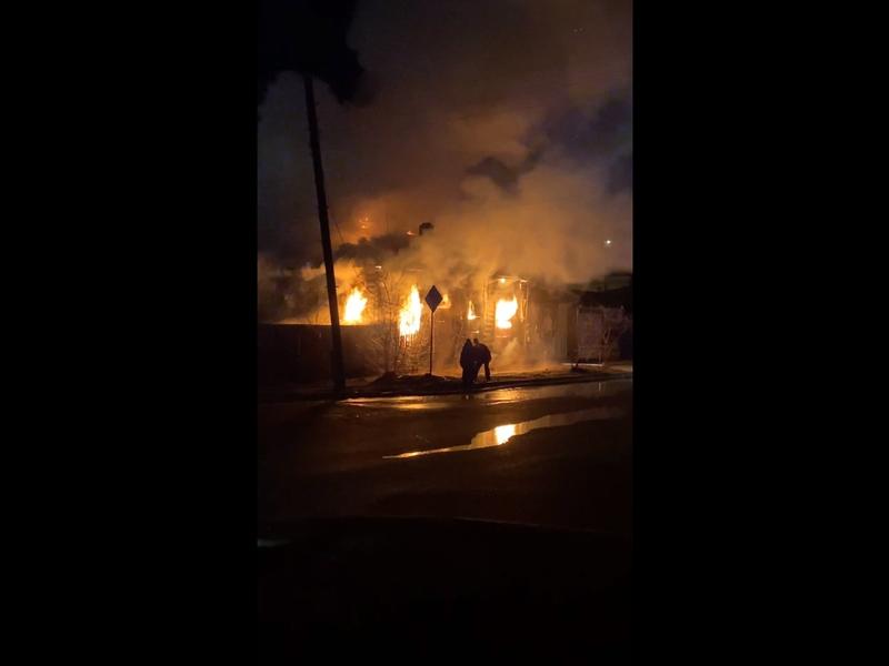 Пожарная бригада потушила ночью нежилой дом в центре Читы