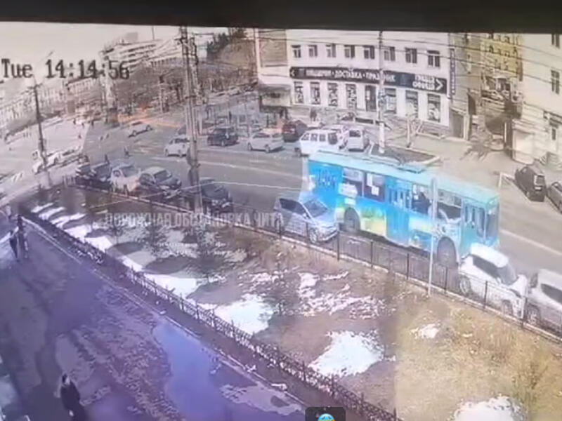 Как троллейбус снёс три машины в центре Читы? Появилось видео