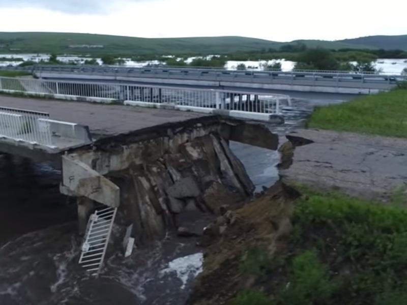 Погода г шилка забайкальский край на сегодня. Мост Шилка Забайкальский край. Дамба Забайкальский край. Шилка Забайкальский край наводнение. Город Шилка наводнение смыло мост.