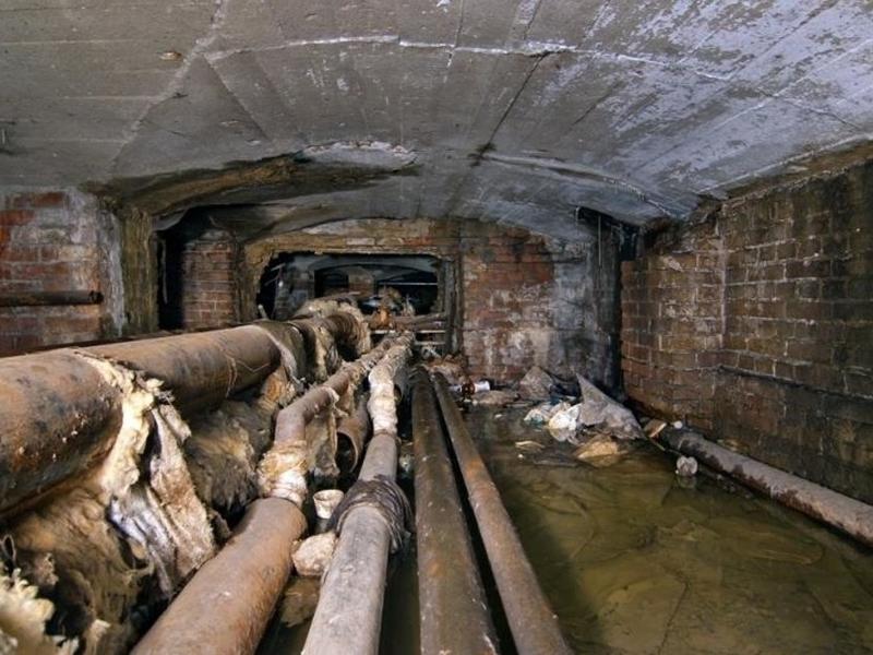 Дом на ул. Промышленная в Чите рушится из-за постоянно текущей в подвал канализации