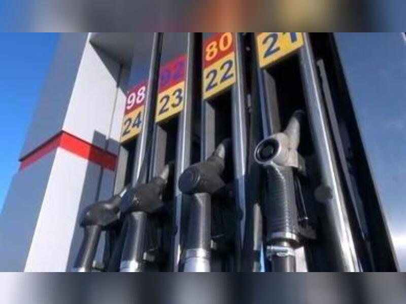 Среднестатистический россиянин может купить на зарплату тонну бензина – РИА Новости
