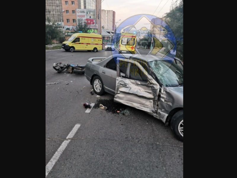 Водитель и пассажир мотоцикла пострадали после столкновения со автомобилем в центре Читы