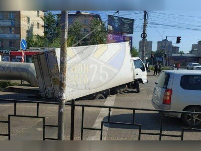 Дорожное покрытие провалилось под грузовиком в центре Читы