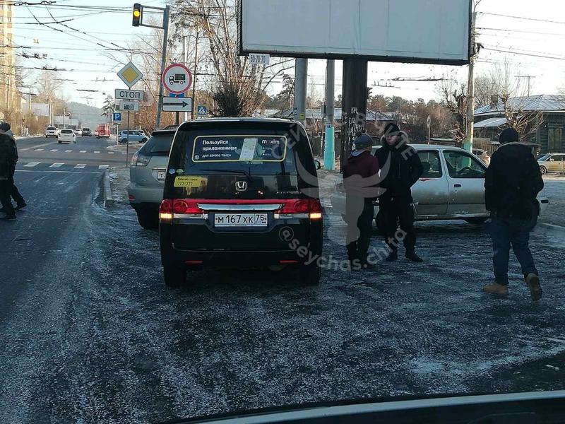 В Чите таксист чуть не сбил женщину и попытался скрыться
