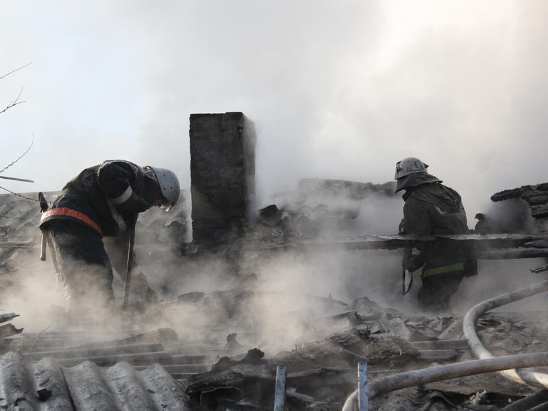 Пожар уничтожил крышу дома в Чите