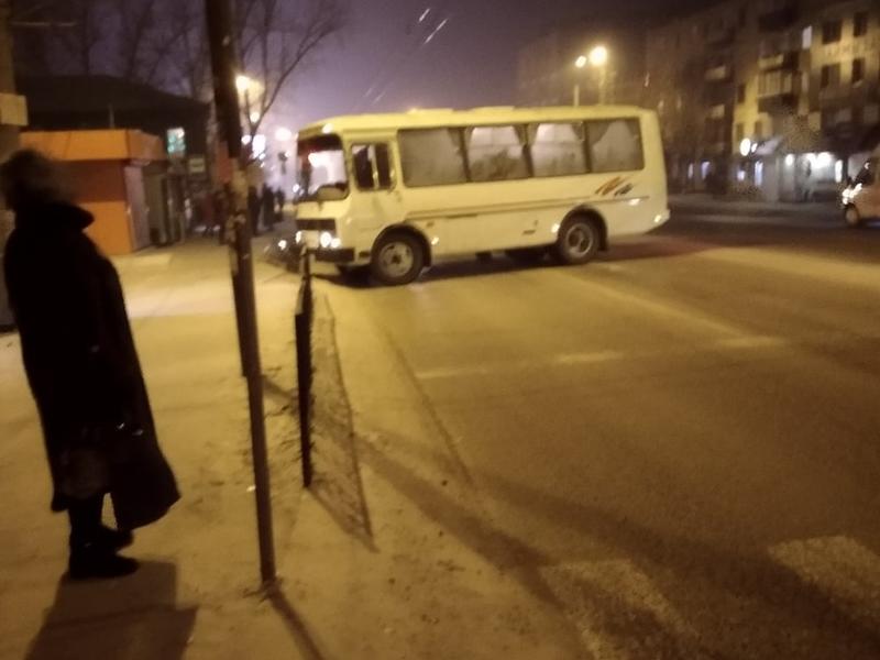 Автобус №10 врезался в ограждение на Пожарке в Чите
