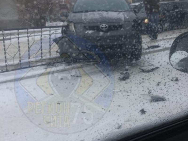 Две «Тойоты» столкнулись на перекрёстке в центре Читы