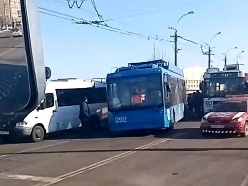 Троллейбус и маршрутка столкнулись в районе Пожарки в Чите