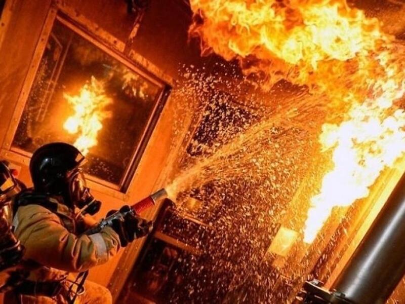 Нежилой дом загорелся на улице Богомягкова - на месте работают пожарные